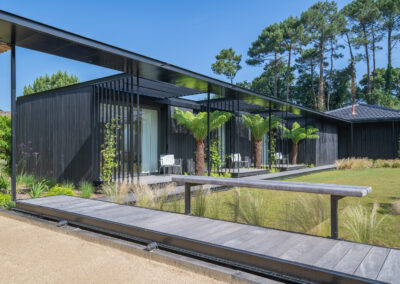 jardin contemporain avec terrain de petanque