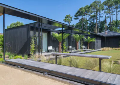 jardin contemporain avec terrain de petanque